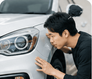 軽自動車の状態を確認する男性